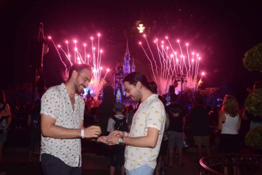 FOTOS: Así fue la propuesta de matrimonio del periodista hondureño Carlos Mendoza en Disney