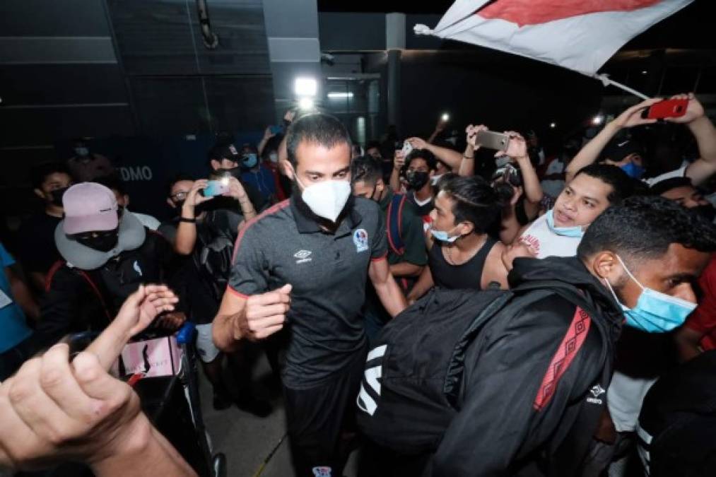 Locura desató Olimpia al arribar al aeropuerto Ramón Villeda Morales  