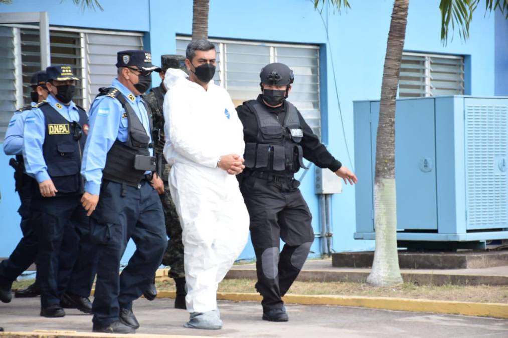 Vestido de overall impermeable blanco y bajo resguardo policial: así fue la extradición hacia EEUU del exalcalde de Yoro, Arnaldo Urbina Soto