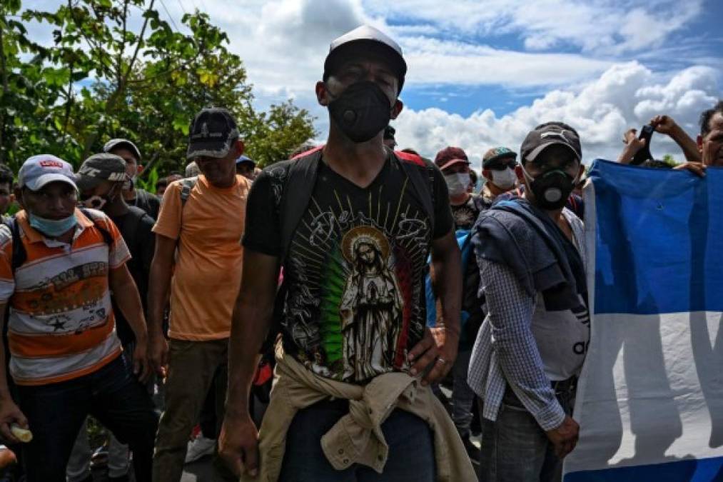 Bajo la lluvia, con niños y expuestos al covid-19, caravana migrante avanza hacia Guatemala