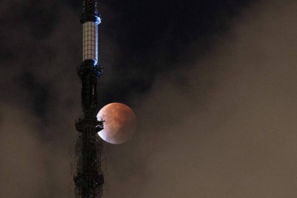 ¡Espectacular! Así se vio el eclipse lunar más largo del siglo en el mundo