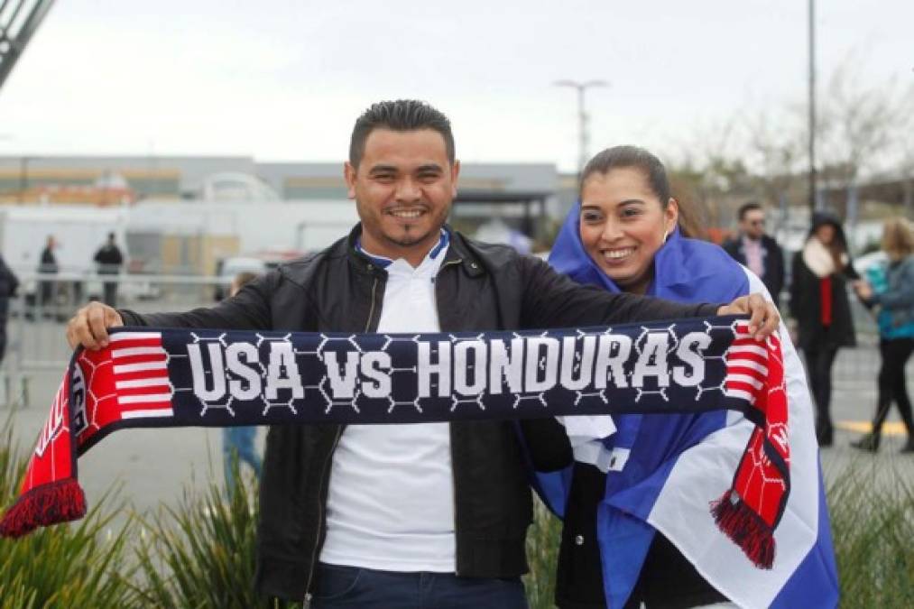 Los aficionados catrachos llegan a gritar por la Selección de Honduras