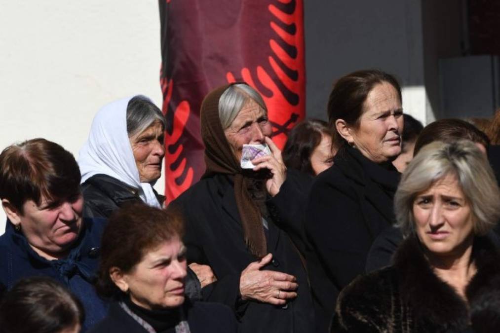 Desgarradoras imágenes del adiós a las 50 víctimas de sismo en Albania