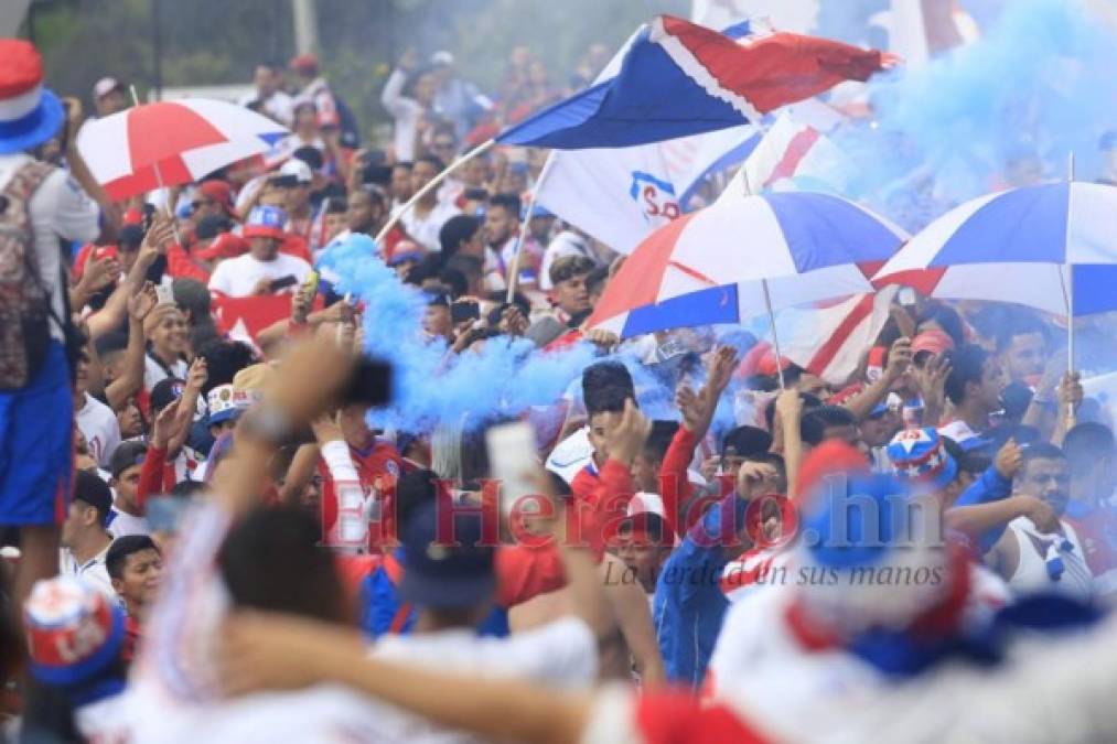 FOTOS: La espectacular llegada de la Ultra Fiel al Nacional