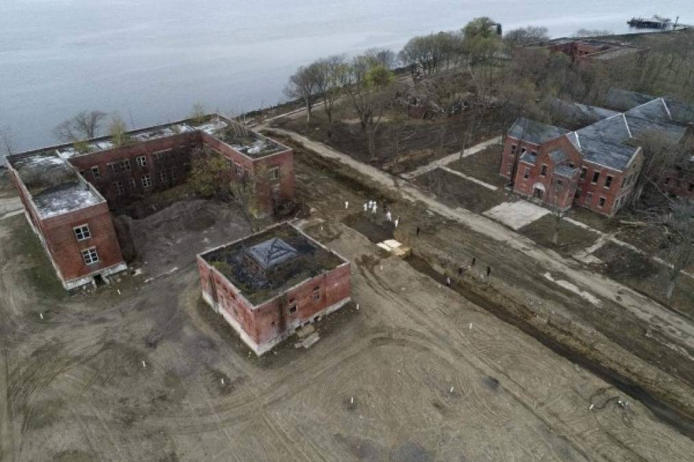 Covid-19: Impactantes fotos aéreas de la 'isla de los muertos' en Nueva York