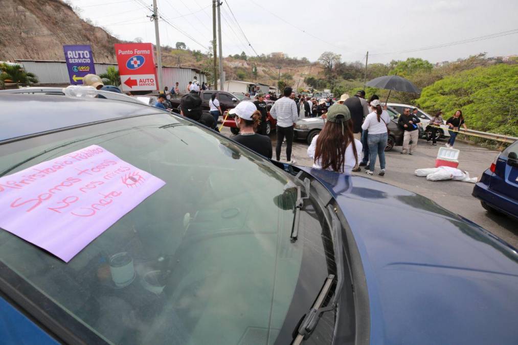 Con mascotas al hombro y largas caminatas: fotos del caos en la salida al sur por protesta del Ministerio Público