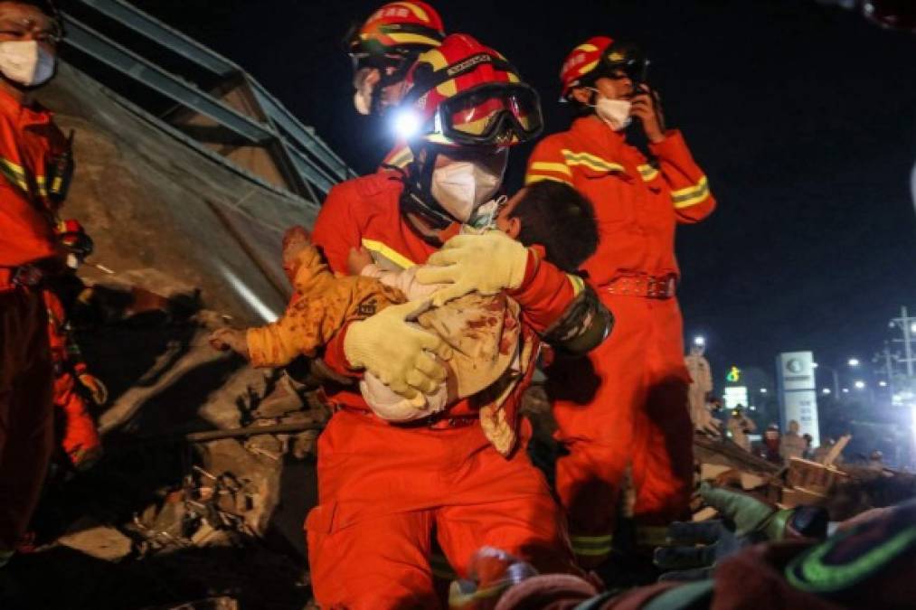 FOTOS: Ardua búsqueda de sobrevivientes de hotel colapsado en China