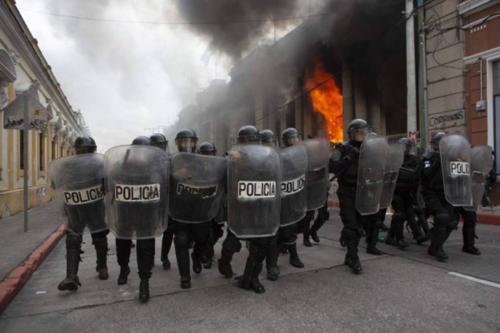 La muerte de un astro y violentas protestas: Las mejores imágenes de la semana  