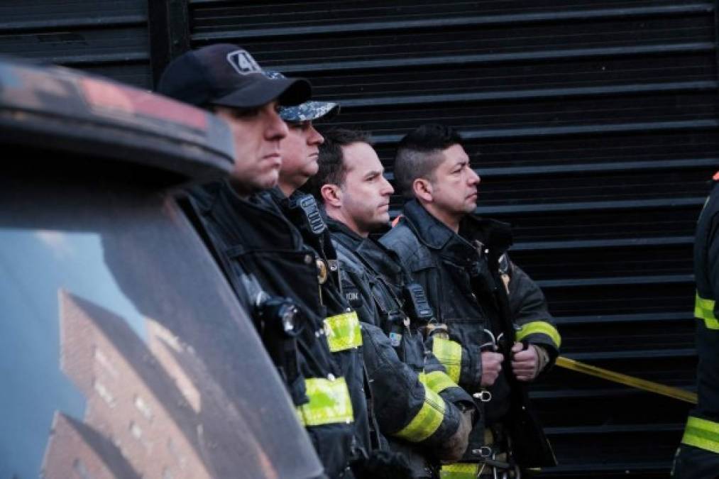 Luto y cenizas: las imágenes tras el incendio más mortífero en 30 años en Nueva York