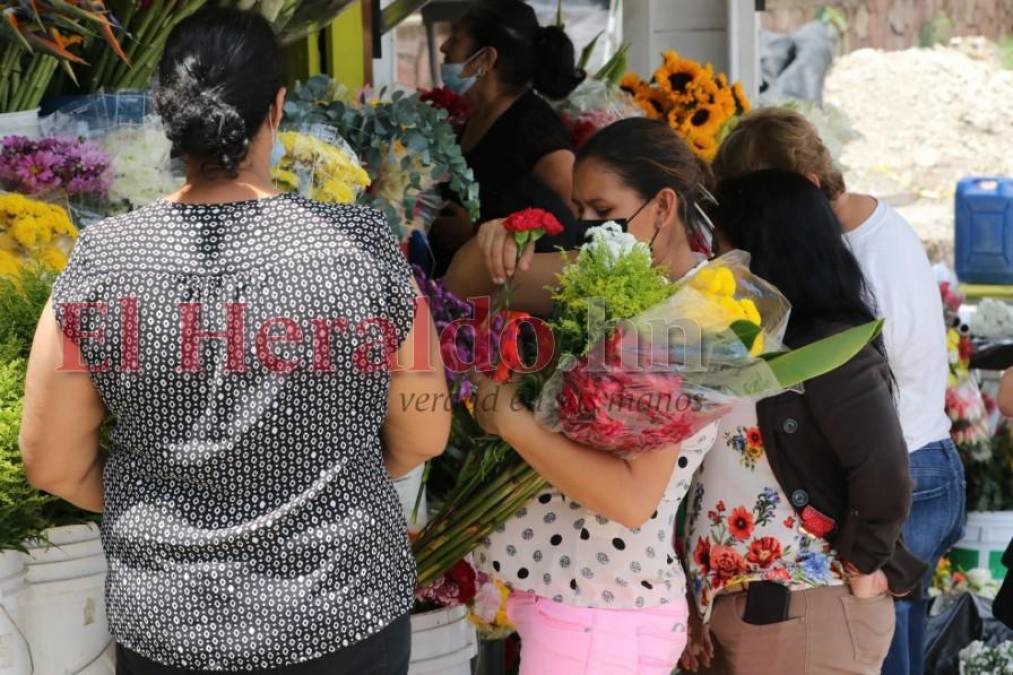 La capital se llena de flores y obsequios para mamá (Fotos)