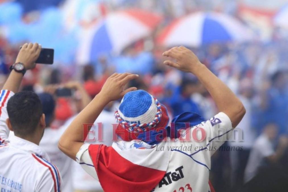 FOTOS: La espectacular llegada de la Ultra Fiel al Nacional
