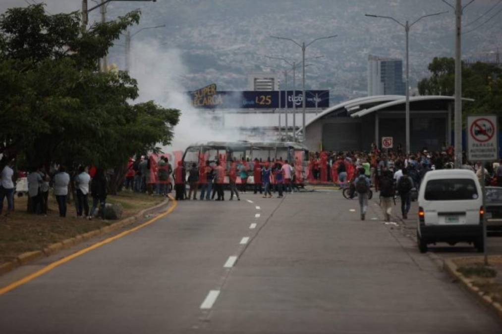 Las impactantes imágenes que dejó el incendio de tres buses rapiditos enfrente de la UNAH