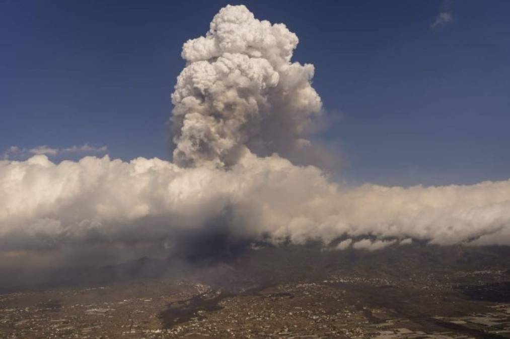 Evacuaciones y un cementerio por desaparecer: Sigue la odisea por erupción en España