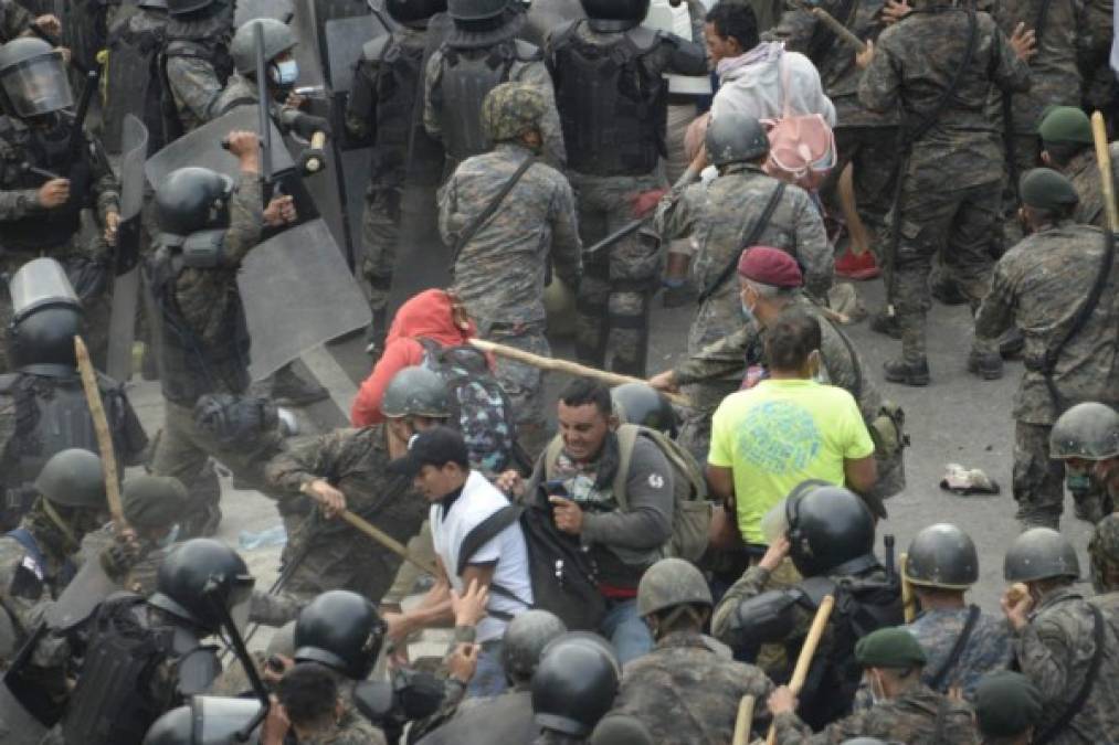 Empujones, golpes y gas lacrimógeno: Así fue la represión a la caravana migrante en Guatemala