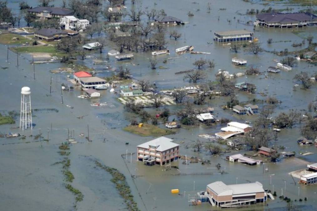 Imágenes aéreas revelan el arrasador azote del huracán Laura