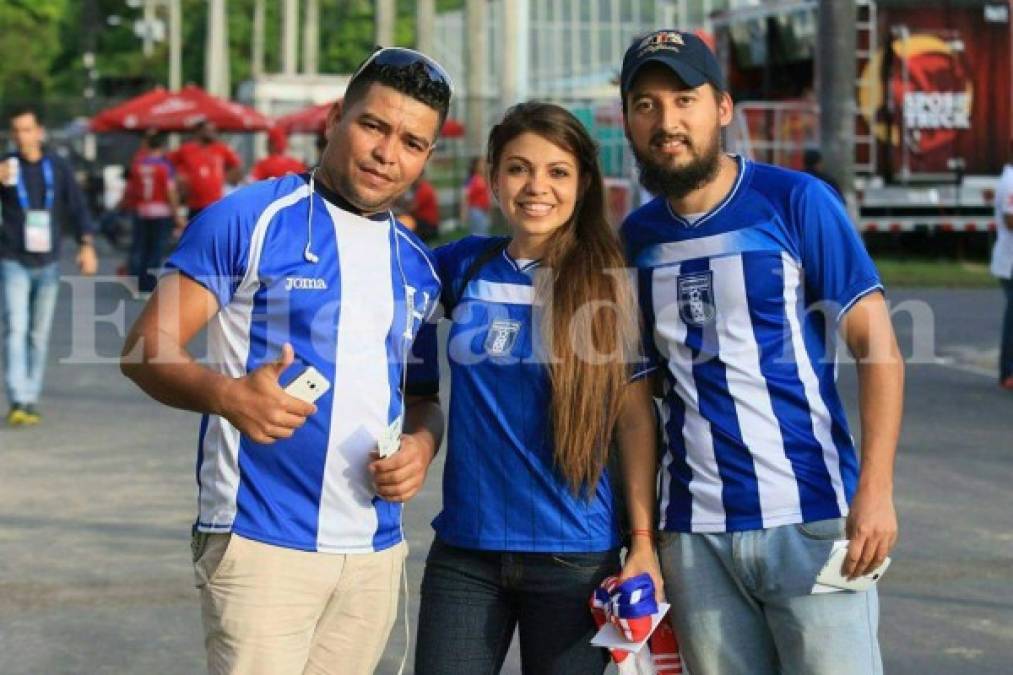 Panamá vs Honduras: Hermosas mujeres inundan el estadio Rommel Fernández