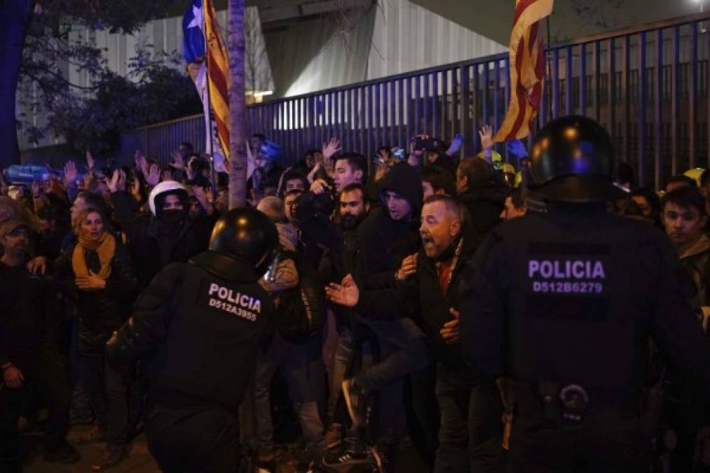 Las imágenes del caos y destrozos afuera del Camp Nou tras El Clásico