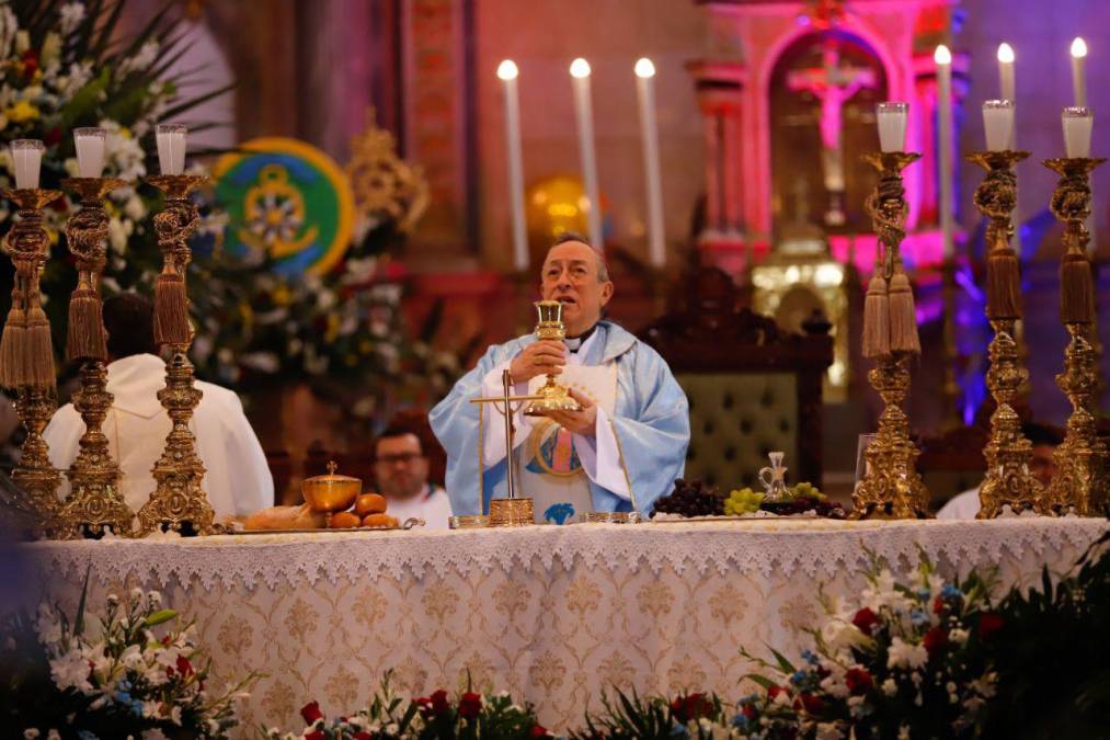 Con la presencia de altos funcionarios de las FF.AA. y otros políticos: así fue la eucaristía en conmemoración a los 276 aniversario de la Virgen de Suyapa