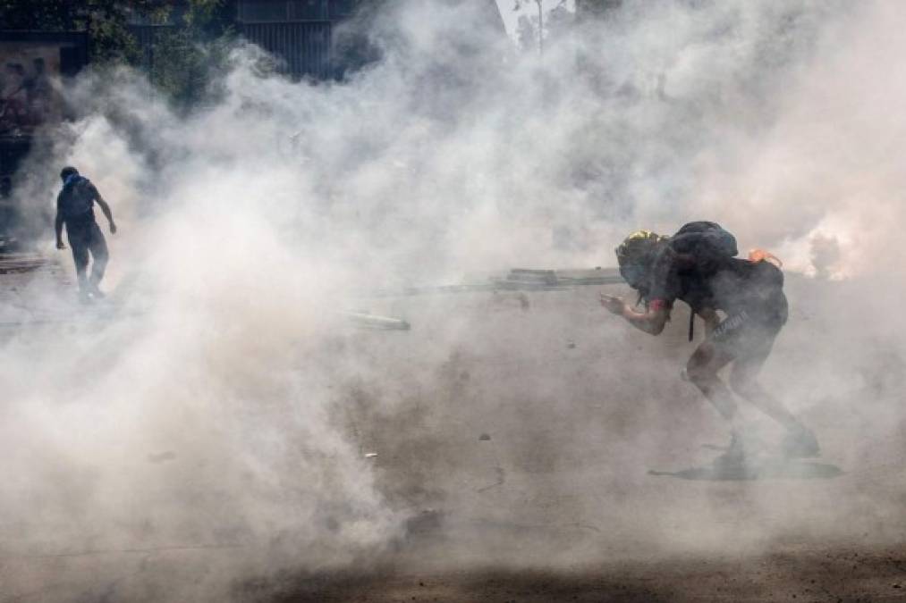 Toque de queda, caos y muertes durante violentas protestas en Chile