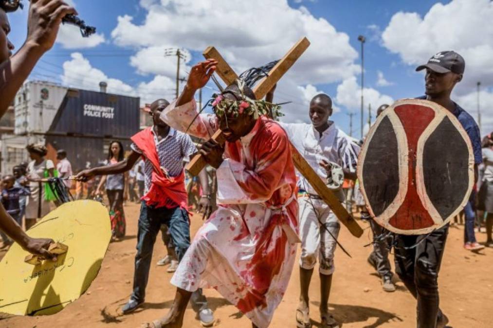 Trajes inusuales, máscaras y azotes reales: Los vía crucis más peculiares del mundo