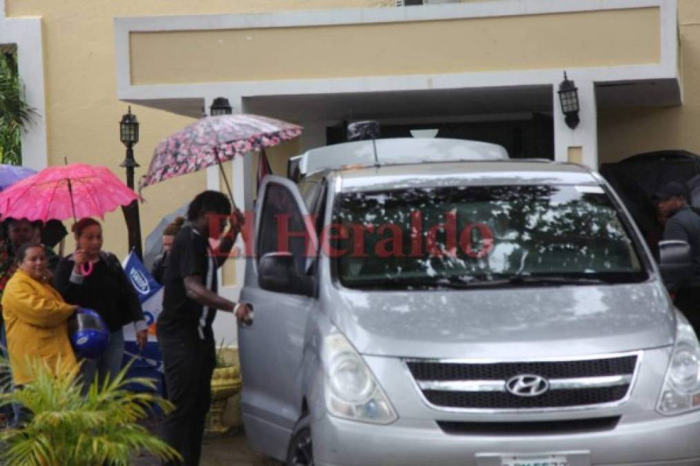 FOTOS: En medio de la lluvia, familiares y amigos le dieron el último adiós a Walter Williams