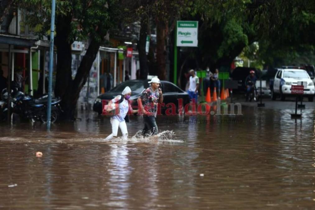 Carros anegados y personas atrapadas en la Kennedy tras fuerte tormenta en la capital