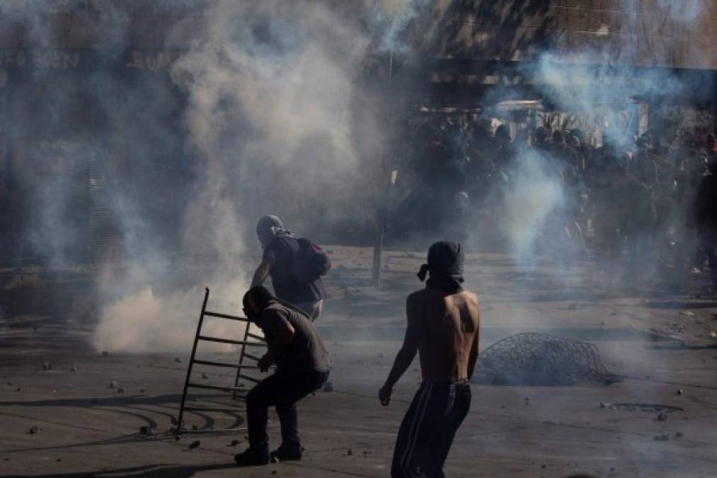 FOTOS: Ya son 29 los muertos durante disturbios y tensas protestas en Chile