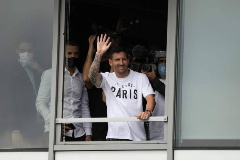 Algarabía y emoción tras llegada de Lionel Messi a París (FOTOS)