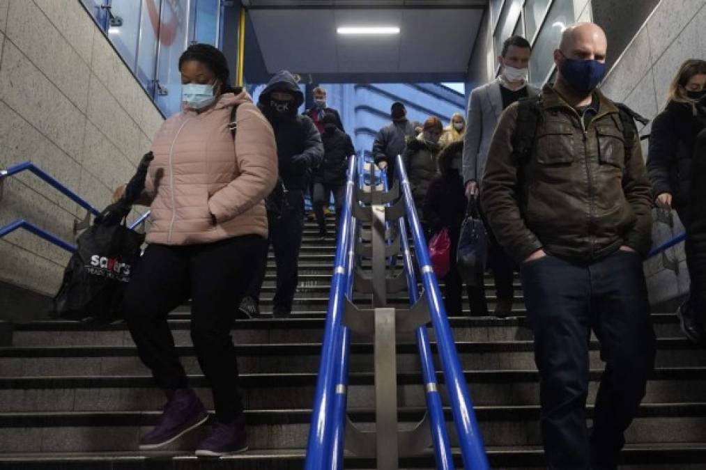 Éxodo masivo, confinamiento y miedo: el ambiente en Londres tras mutación del virus