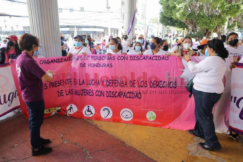En protesta contra femicidios y violencia, hondureñas celebran Día Internacional de la Mujer