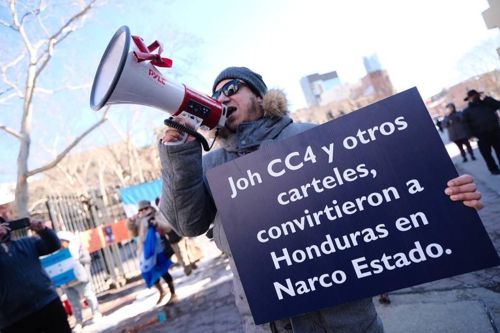 Los mensajes de los hondureños que protestan afuera de la Corte de Nueva York