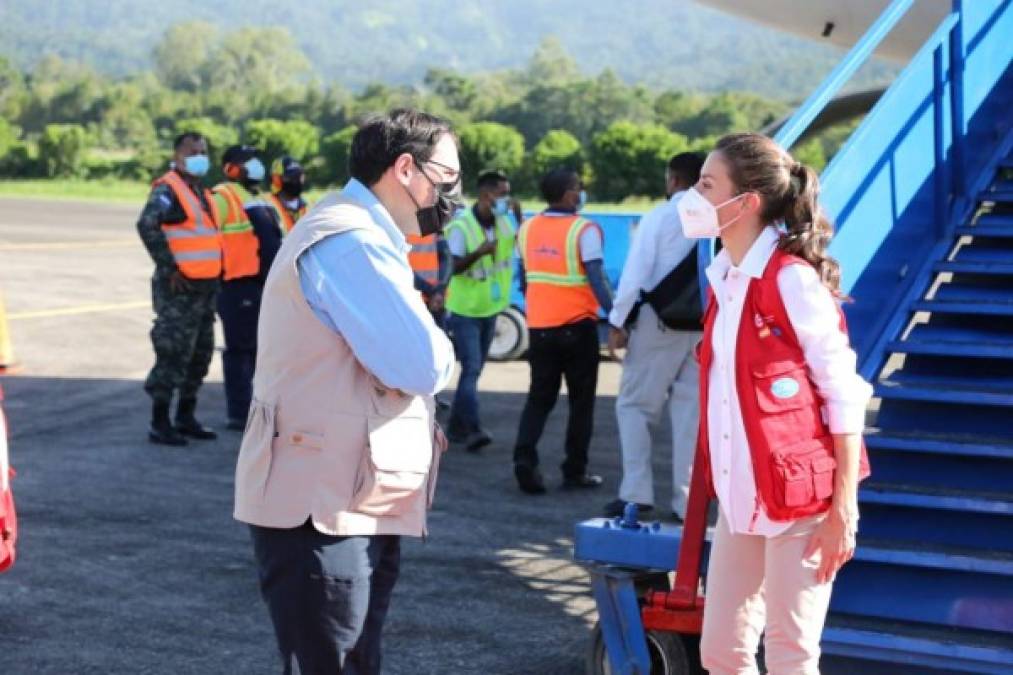 La bienvenida a la reina Letizia antes de visitar zonas devastadas (FOTOS)