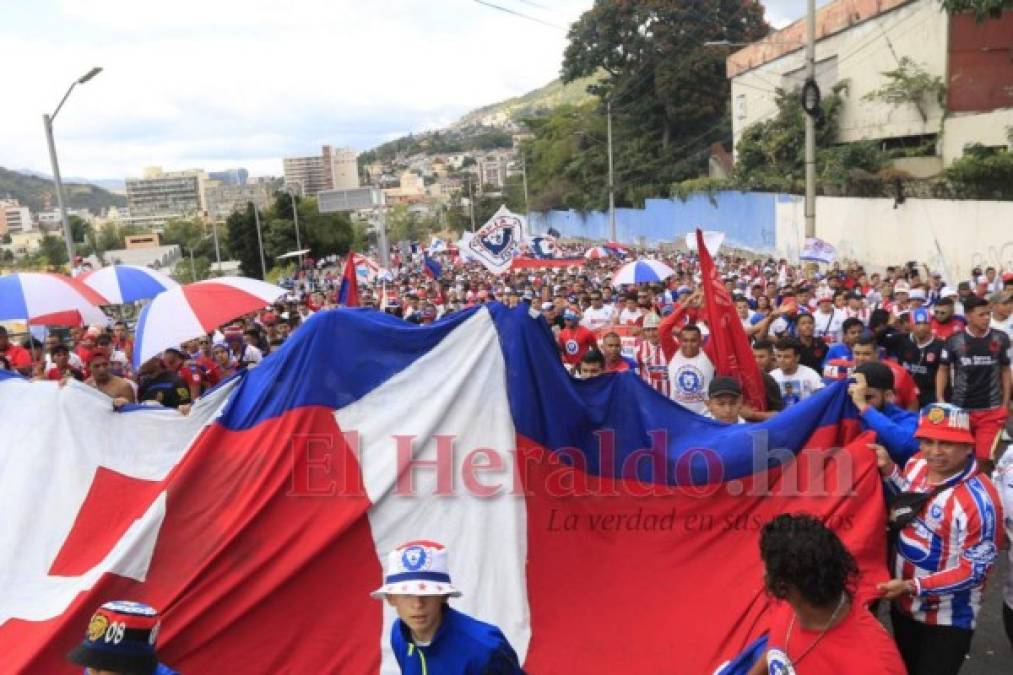 FOTOS: La espectacular llegada de la Ultra Fiel al Nacional
