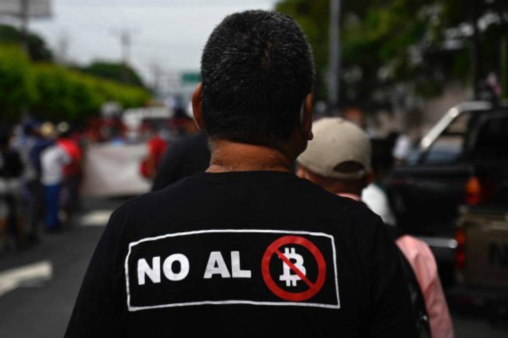 Veteranos del ejército salvadoreño protestan contra el uso del bitcoin