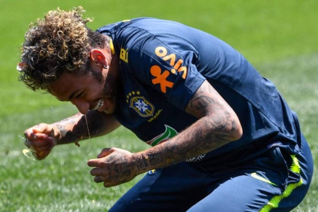 Así llenó Neymar a Coutinho con harina y huevos en su cumpleaños (Fotos)