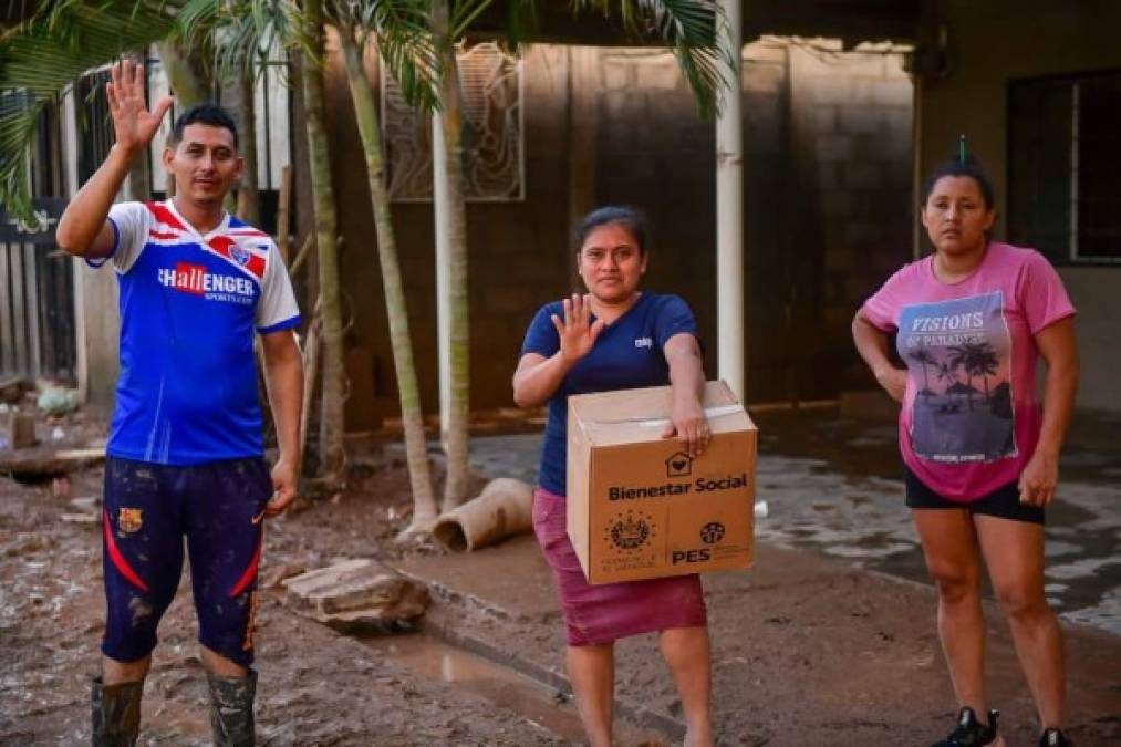 Con alegría y gratitud: hondureños afectados por Eta reciben alimentos de El Salvador (FOTOS)