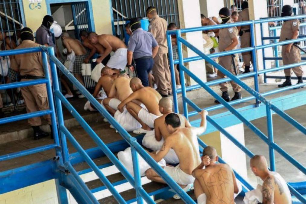 Solo con pantaloneta y tapaboca, imágenes de pandilleros presos en El Salvador que le dan la vuelta al mundo