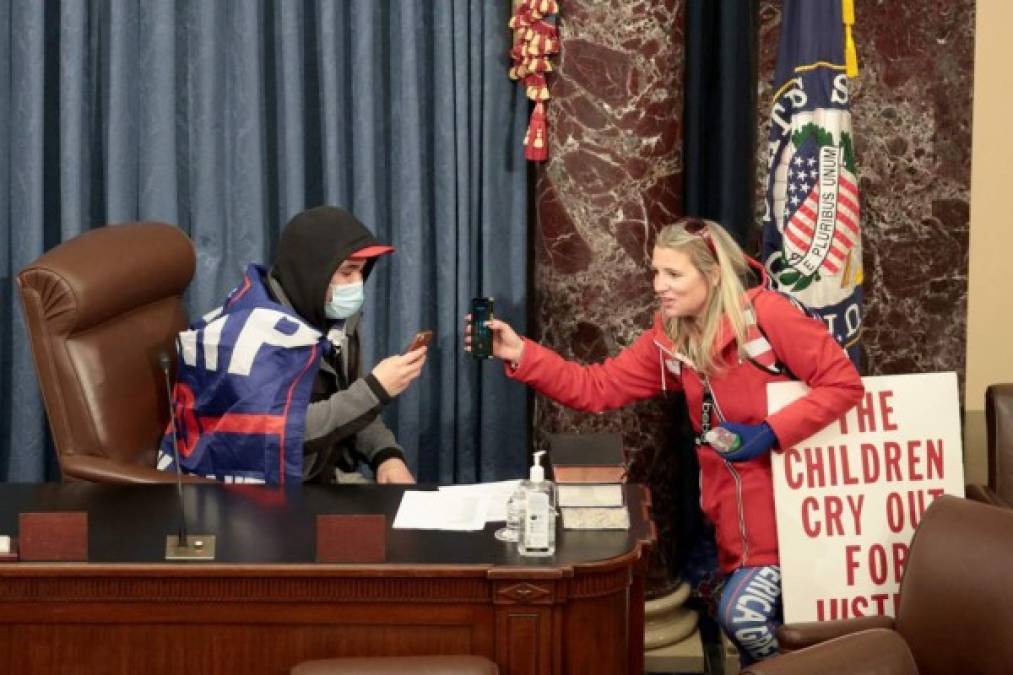 Invadieron escritorios y flamearon la bandera confederada: el caos en el Capitolio