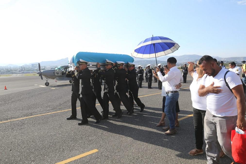 Con honores y lágrimas reciben a navales víctimas de explosión en Puerto Cortés