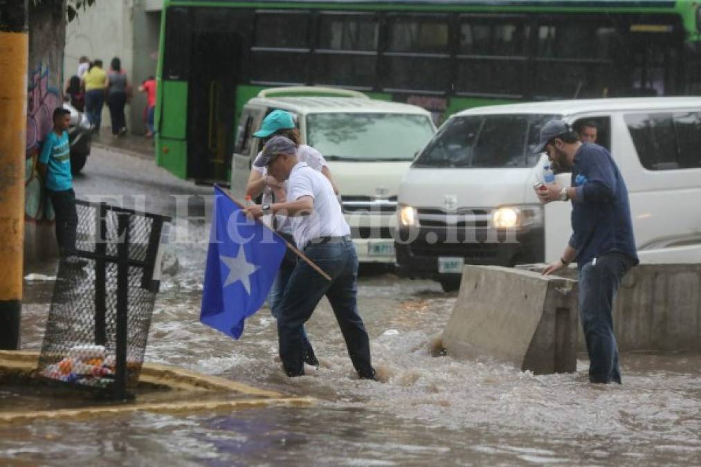 Así se inundó la capital de Honduras tras fuerte lluvia caída este domingo