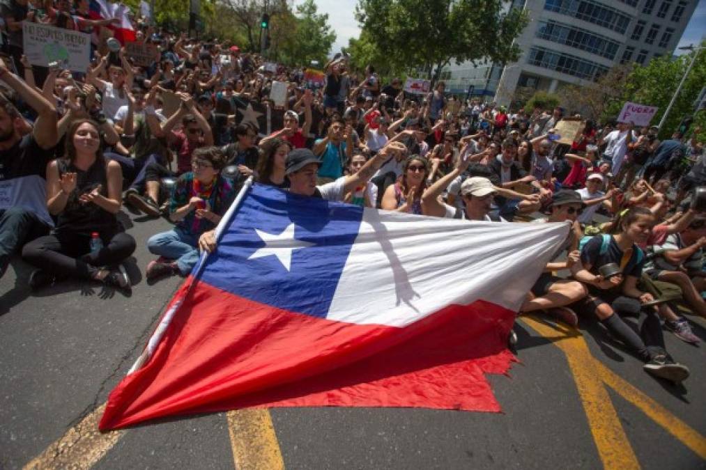 FOTOS: Miles marchan en quinta jornada de protestas en Chile