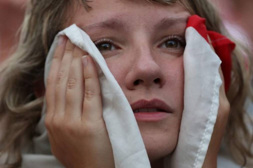 FOTOS: El llanto de las bellas aficionadas de Inglaterra tras la derrota ante Croacia en el Mundial
