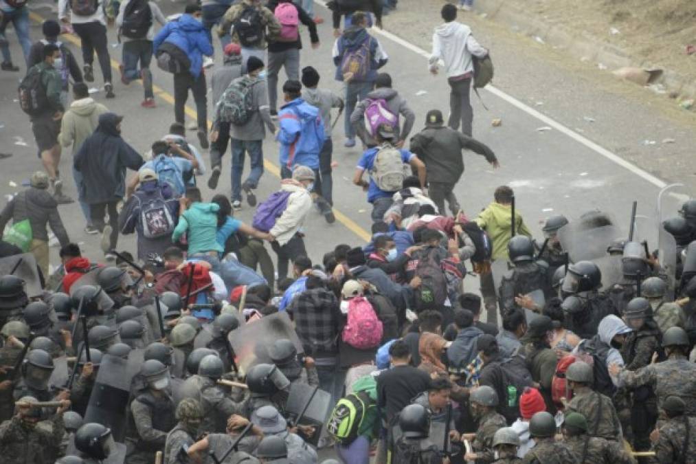 Empujones, golpes y gas lacrimógeno: Así fue la represión a la caravana migrante en Guatemala