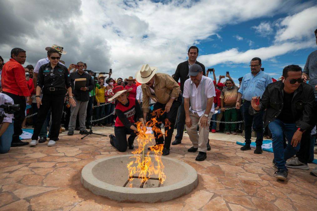 Así fue la inauguración de la Plaza Isy Obed, muerto en golpe de Estado en Honduras