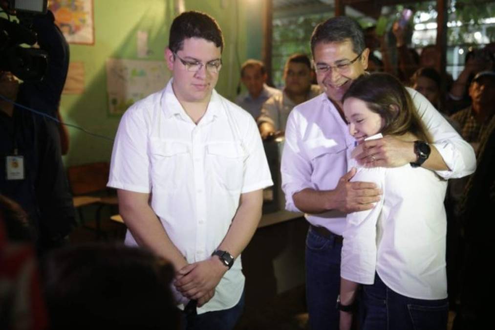 Así votó la bella Ana Daniela, hija de Juan Orlando Hernández