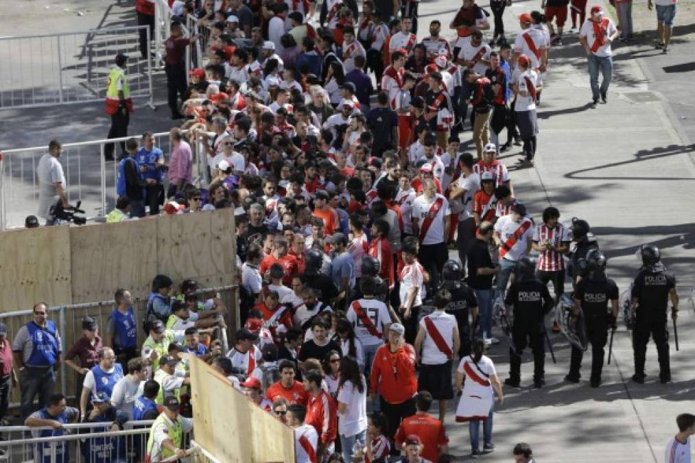 Copa Libertadores: Así fue el enfrentamiento entre hinchas por el que se suspendió la final River Plate vs Boca Juniors (FOTOS)