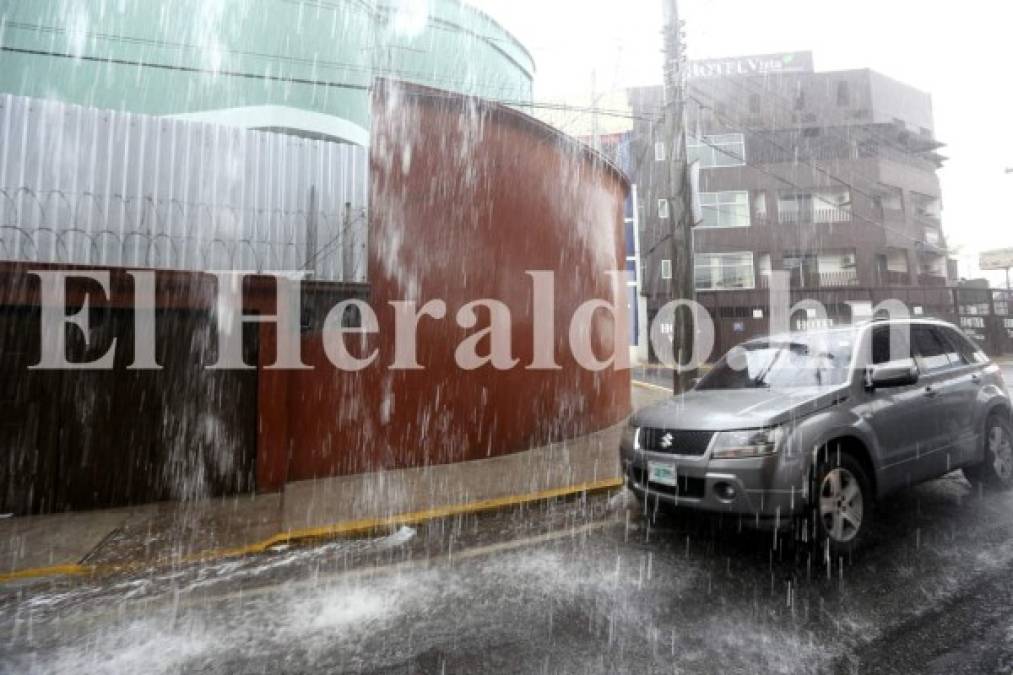 Así se inundó la capital de Honduras tras fuerte lluvia caída este domingo