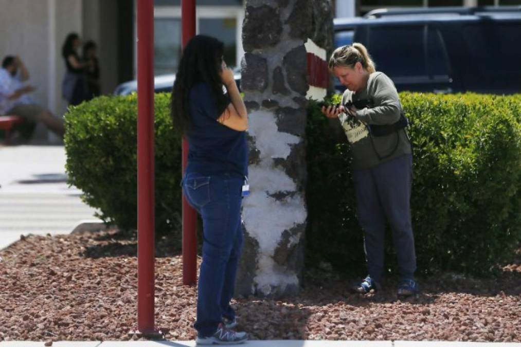 FOTOS: Desconsuelo, lágrimas y dolor entre los familiares de las víctimas de la masacre en un centro comercial de El Paso, Texas