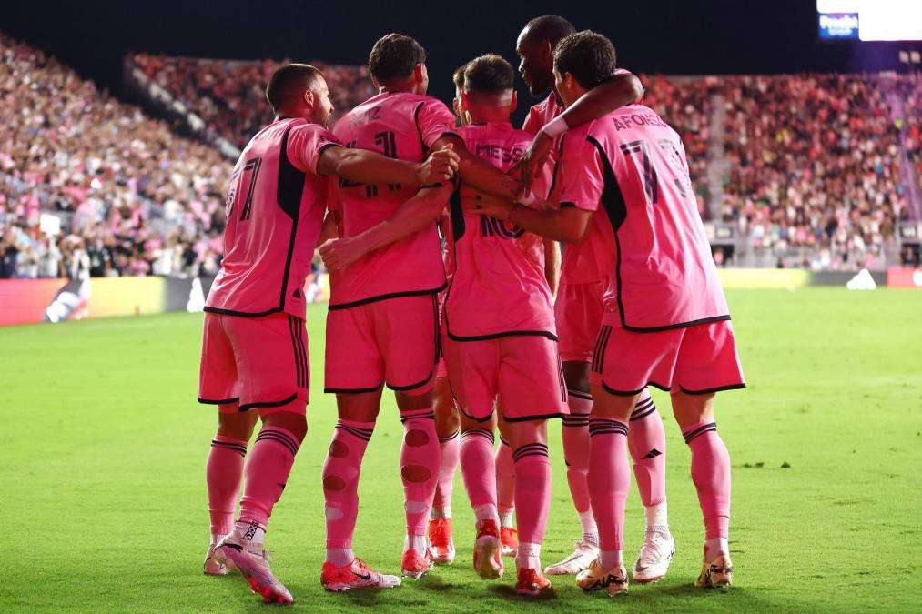Uno lo defendió: Polémica por regreso de Barton en partido de Messi