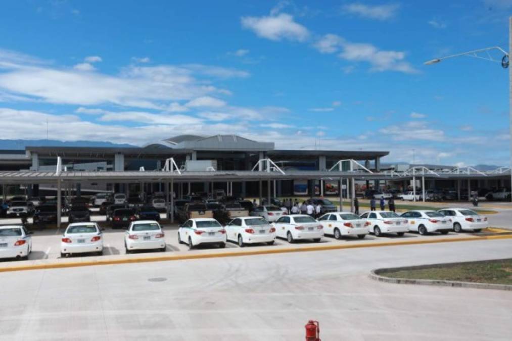 Expectación y algarabía: así fue la llegada del primer vuelo al aeropuerto de Palmerola